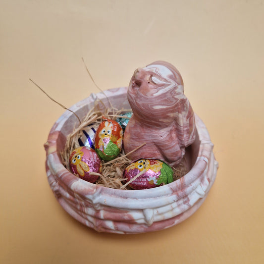 Coelho decorativo rosa marmorizado em Jesmonite com base estilo ninho
