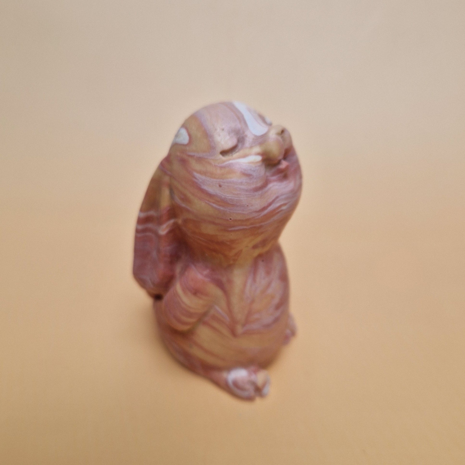 Coelho decorativo rosa marmorizado em Jesmonite com base estilo ninho
