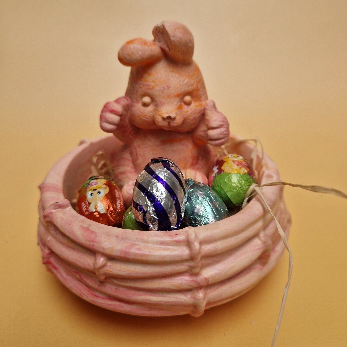 Decoração Páscoa com Coelho Fixe em ninho artesanal com ovos de chocolate