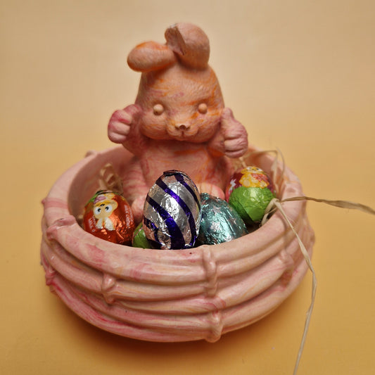 Decoração Páscoa com Coelho Fixe em ninho artesanal com ovos de chocolate