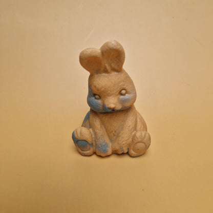 Coelho Meigo em Jesmonite bege e azul decoração de Páscoa artesanal