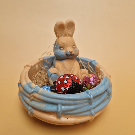 Decoração Páscoa com Coelho Meigo em ninho artesanal com ovos