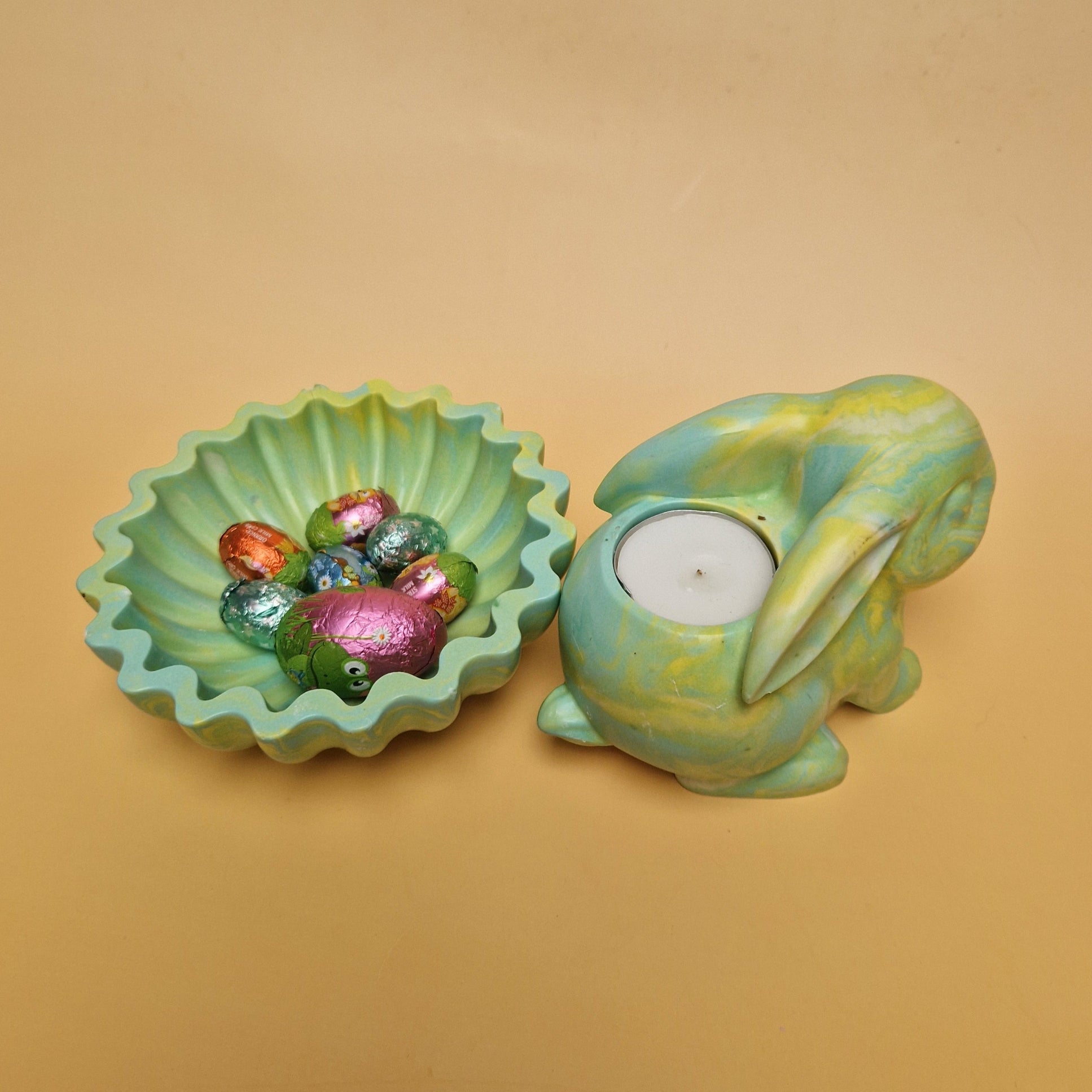 Decoração mesa Páscoa com prato verde ondulado e coelho com vela tealight