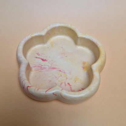 Mesa de Páscoa decorada com prato e coelho com vela tealight em Jesmonite