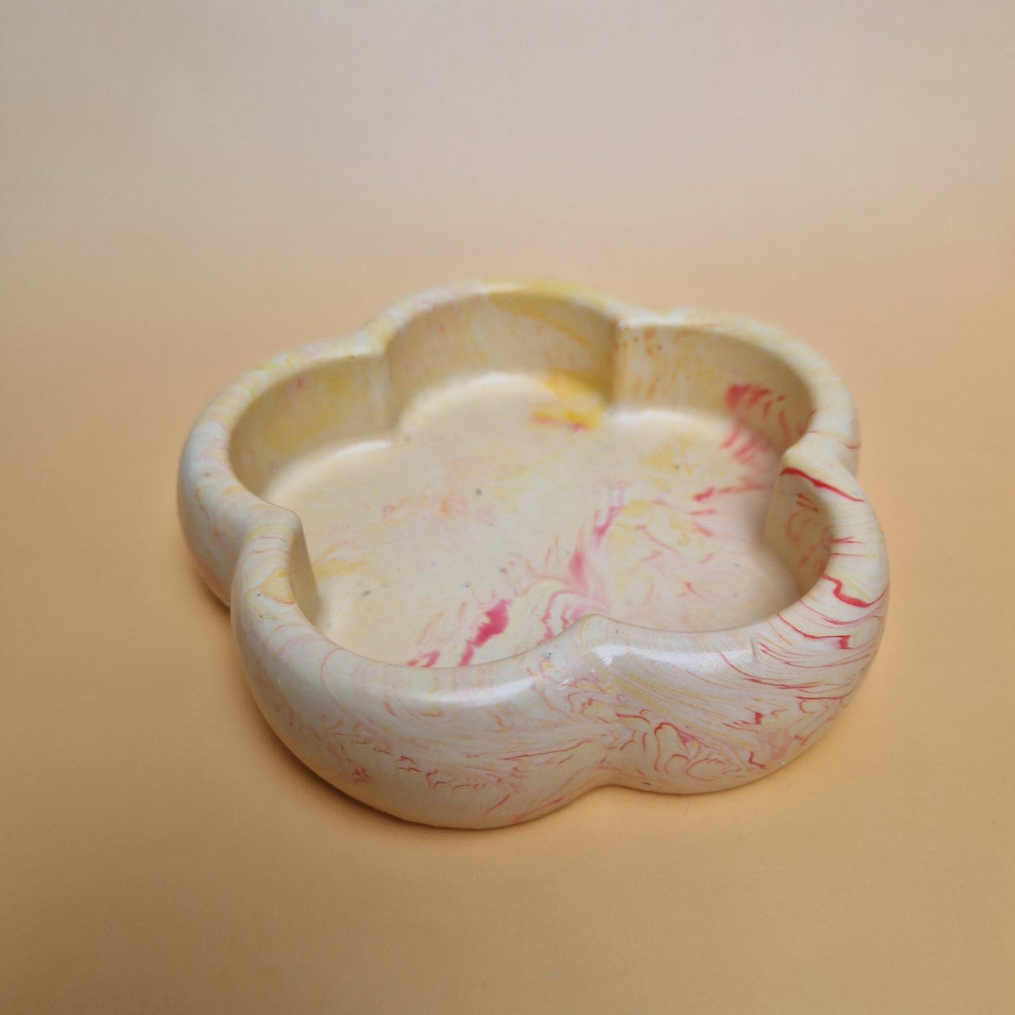 Prato decorativo em Jesmonite marmorizado tons amarelo e rosa estilo artesanal