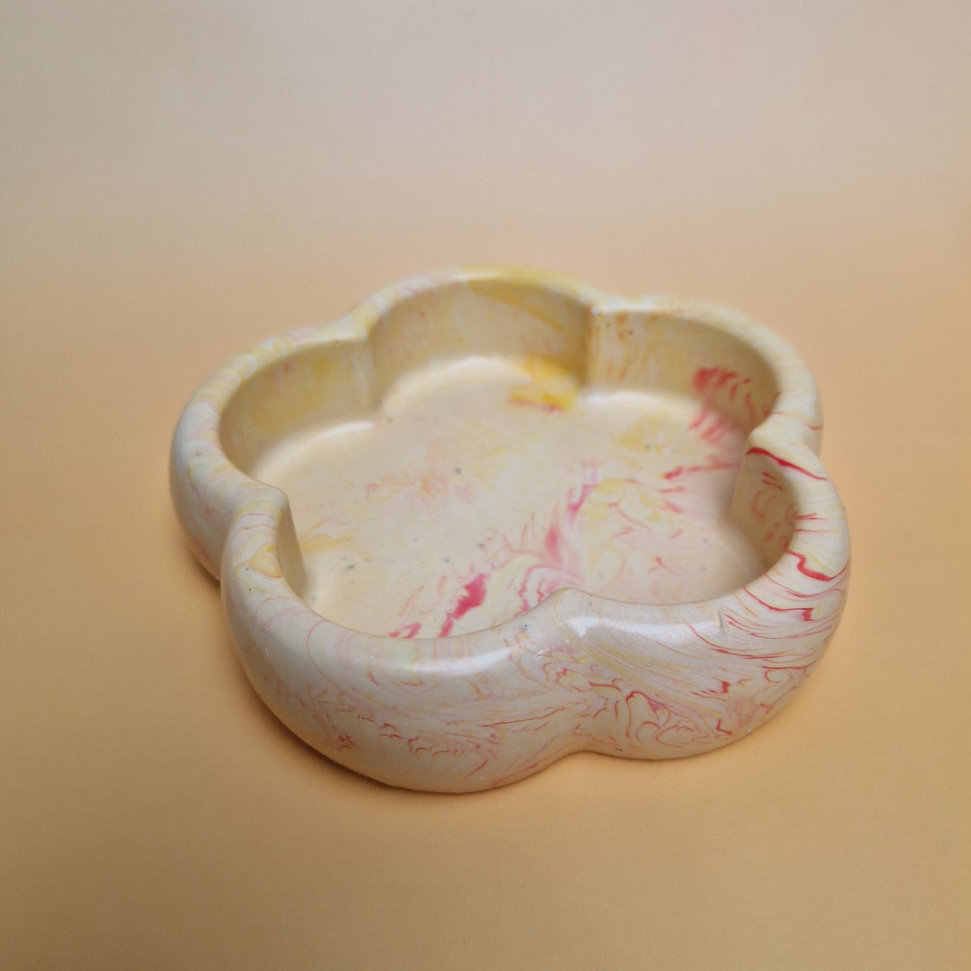 Prato decorativo em Jesmonite marmorizado tons amarelo e rosa estilo artesanal