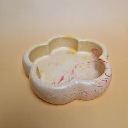 Prato decorativo em Jesmonite marmorizado tons amarelo e rosa estilo artesanal