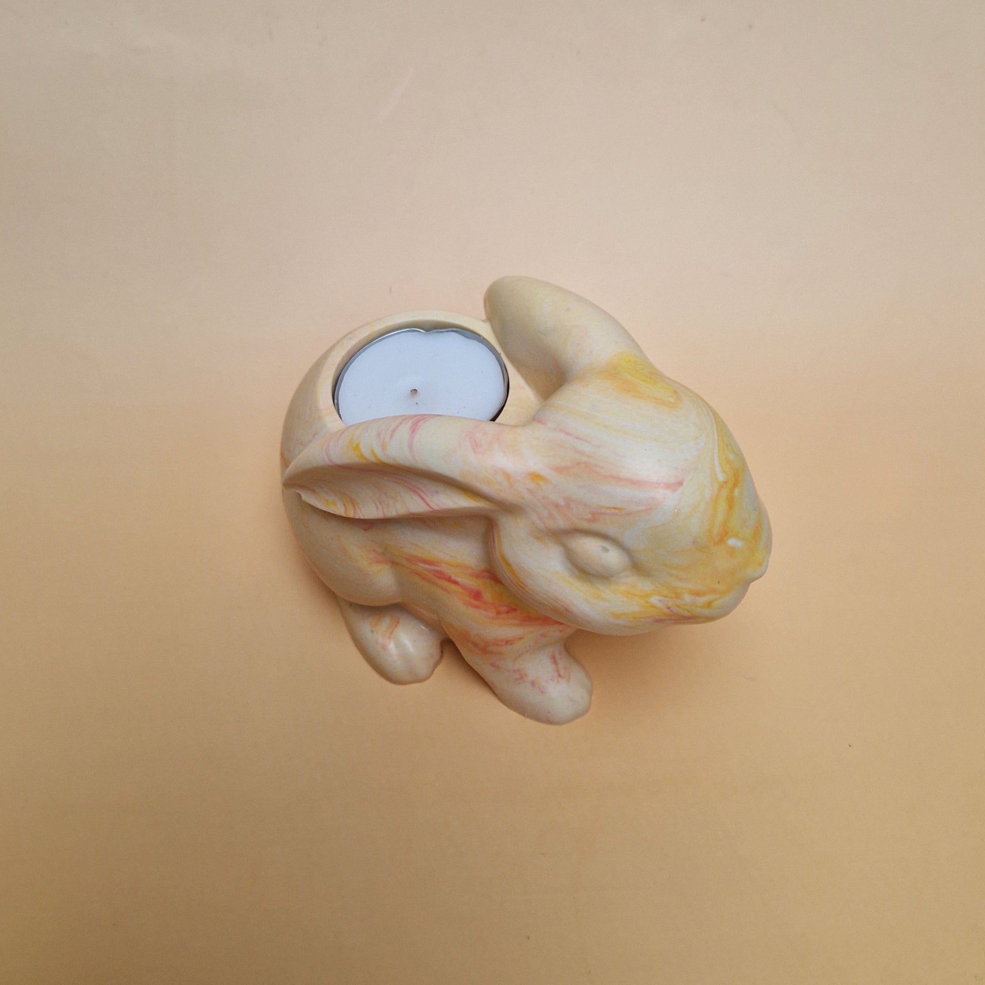 Detalhe prato em Jesmonite para decoração de mesa de Páscoa elegante