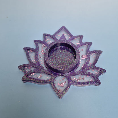 Porta-vela flor de lótus lilás com vela tealight branca ao centro