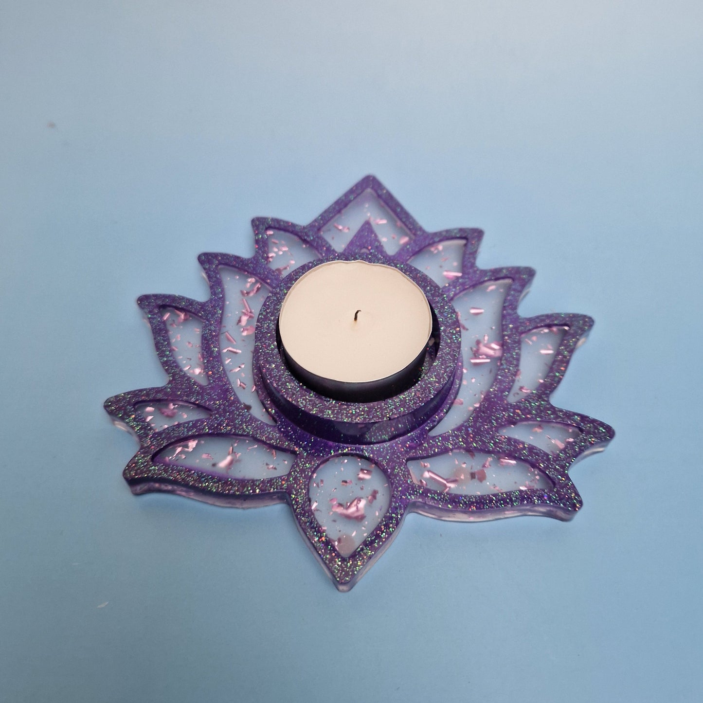 Porta-vela flor de lótus em resina lilás com glitter e detalhes rosa