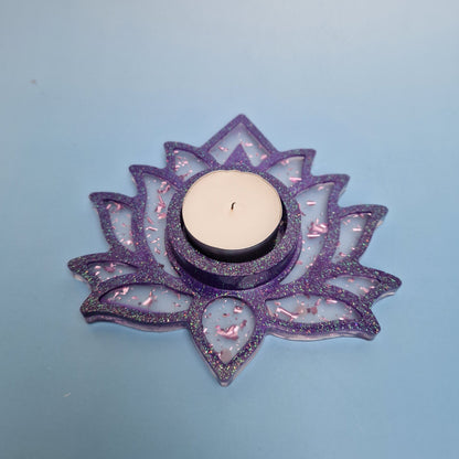 Porta-vela flor de lótus em resina lilás com glitter e detalhes rosa