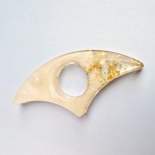 Anel de leitura artesanal em resina epóxi com acabamento perolado e detalhes metálicos, design ergonómico