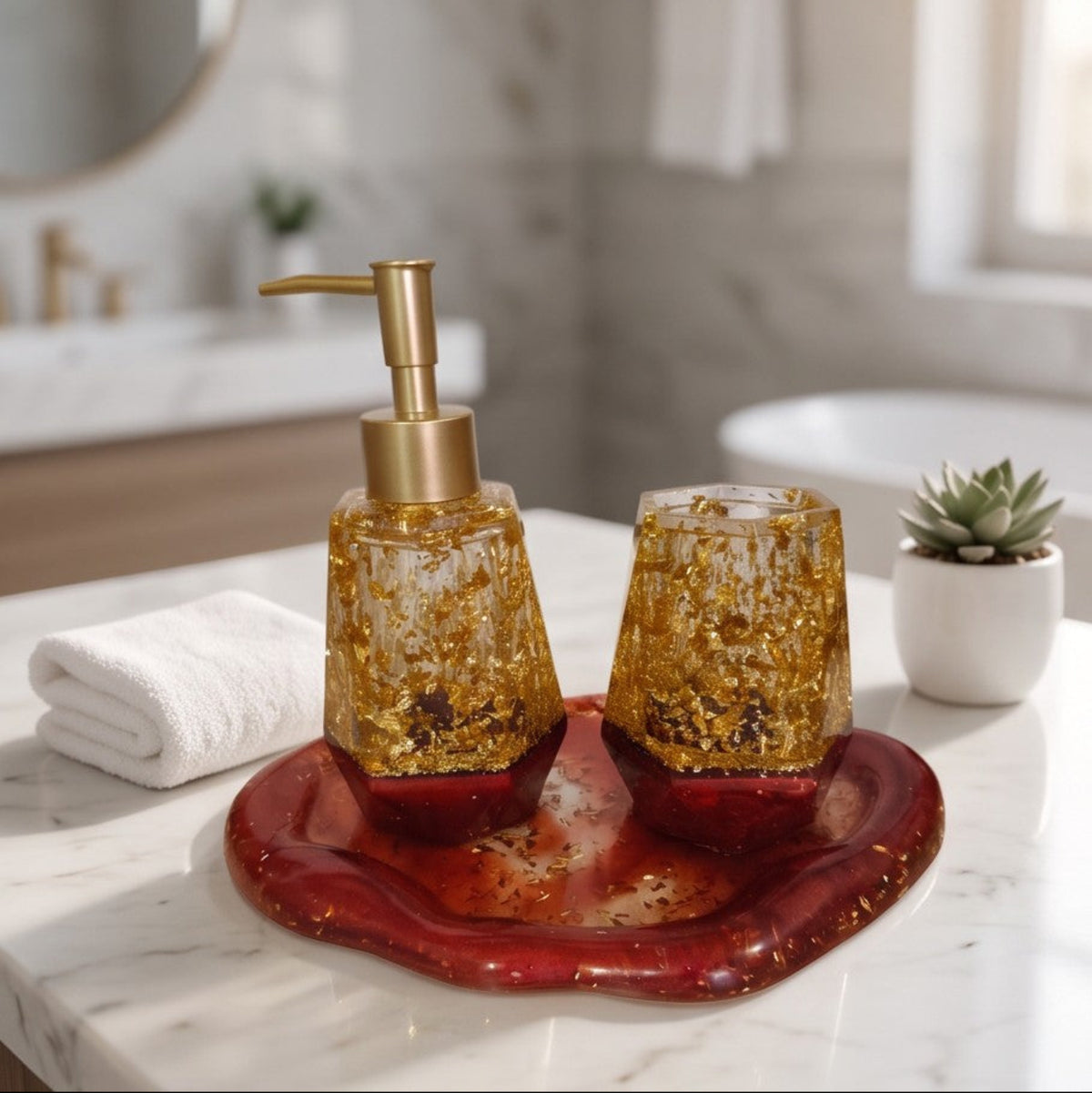 Pormenor do copo decorativo em resina epóxi transparente com folhas douradas e base em tom bordô, do conjunto de casa de banho Sweet Art.