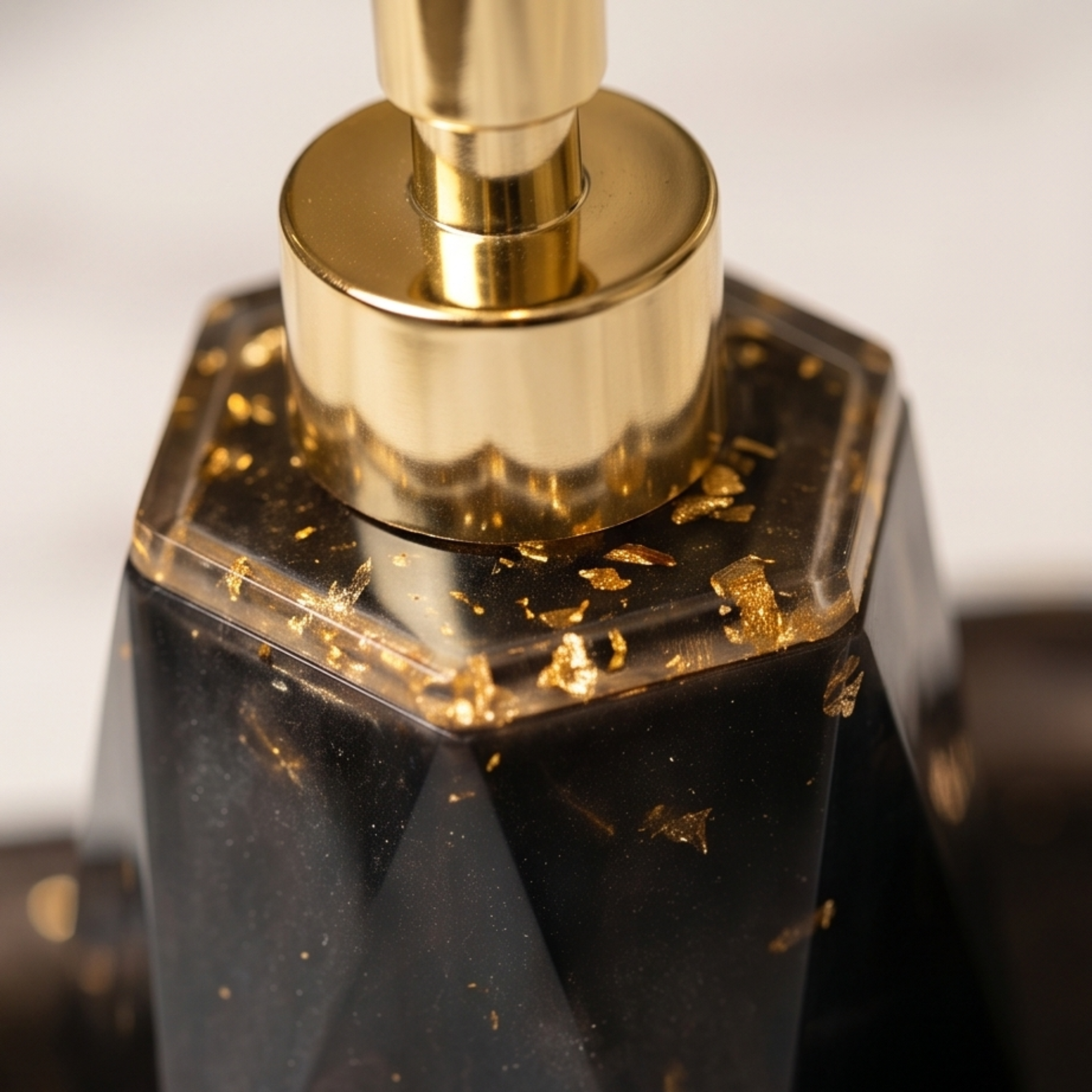 Close do dispenser preto com detalhes dourados