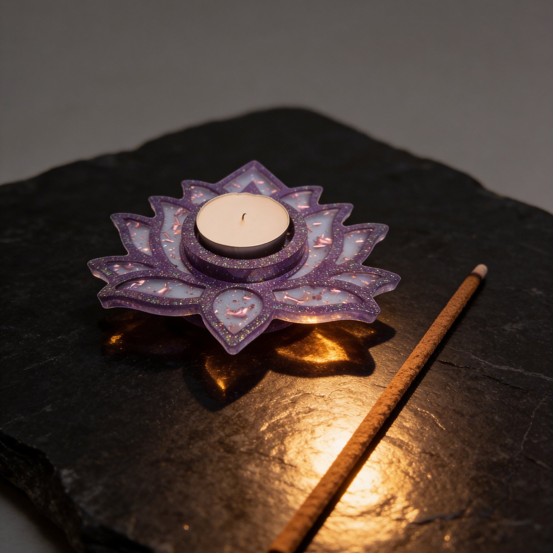 Porta-vela flor de lótus em resina lilás com glitter e detalhes rosa