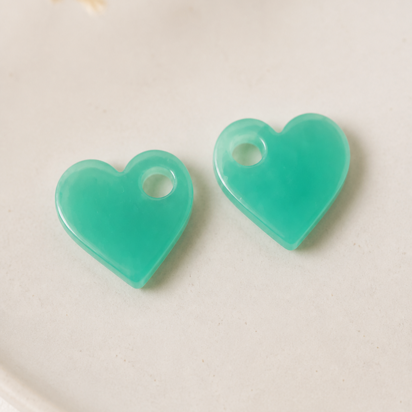 Amelia – Pendente em forma de coração, criado artesanalmente em resina epóxi pela Sweet Art. Cor : verde menta