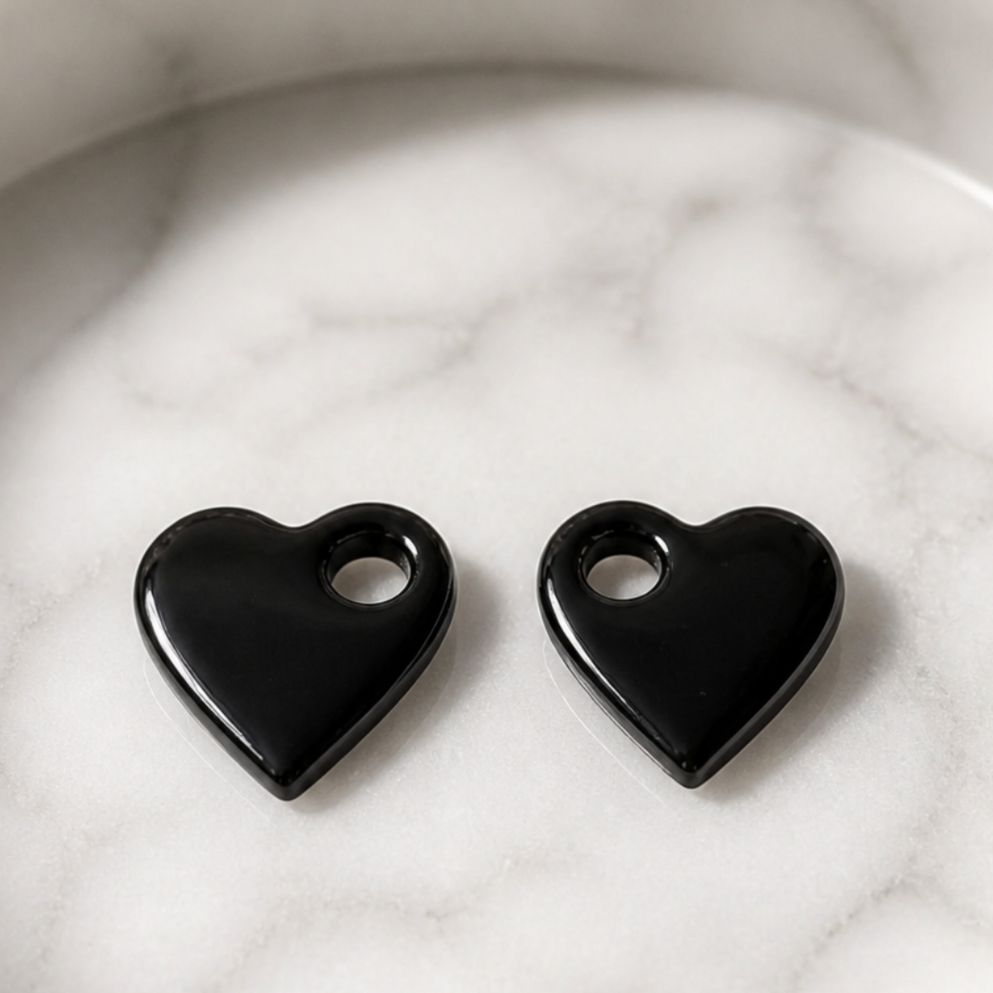 Amelia – Pendente em forma de coração, criado artesanalmente em resina epóxi pela Sweet Art. Cor: preto