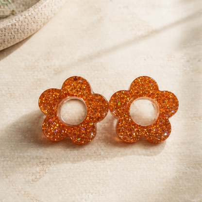 Flora – Pendente em forma de flor, criado artesanalmente em resina epóxi pela Sweet Art. Cor: gliters cobreados