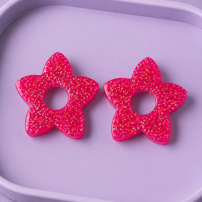 Sofia – Pendente em forma de flor, criado artesanalmente em resina epóxi pela Sweet Art. Cor: rosa com glitters