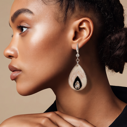 Brincos Gota em resina UV preto e branco – detalhe