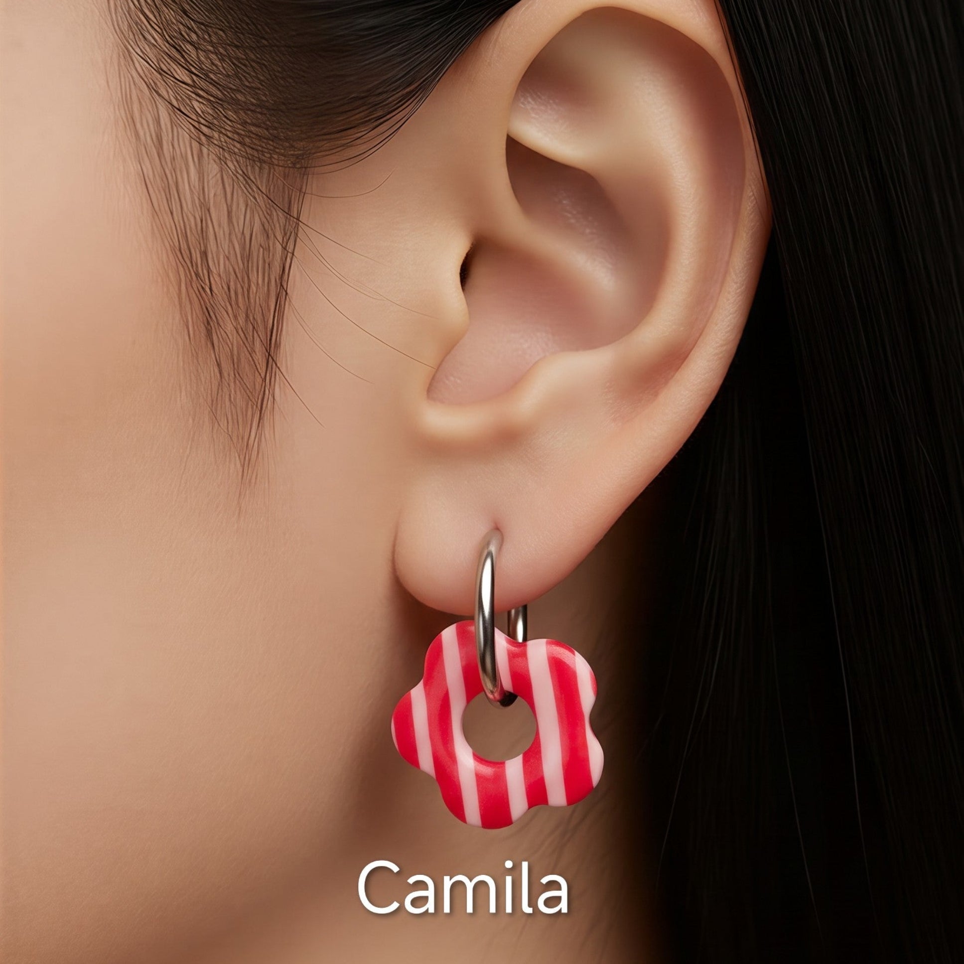 Brincos intercambiáveis Sweet Art com pendentes Camila em argila polimérica vermelha e branca às riscas, usados com argolas.