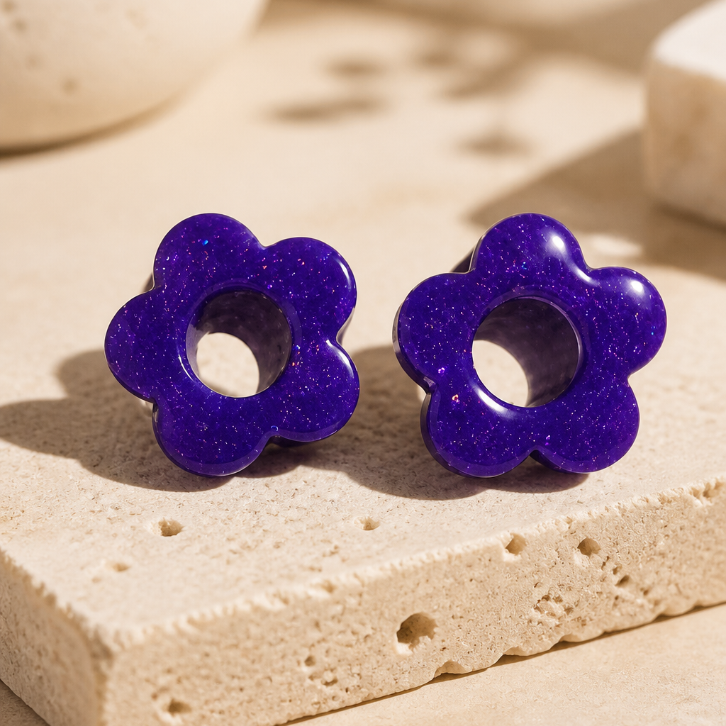 Flora – Pendente em forma de flor, criado artesanalmente em resina epóxi pela Sweet Art. Cor: roxo