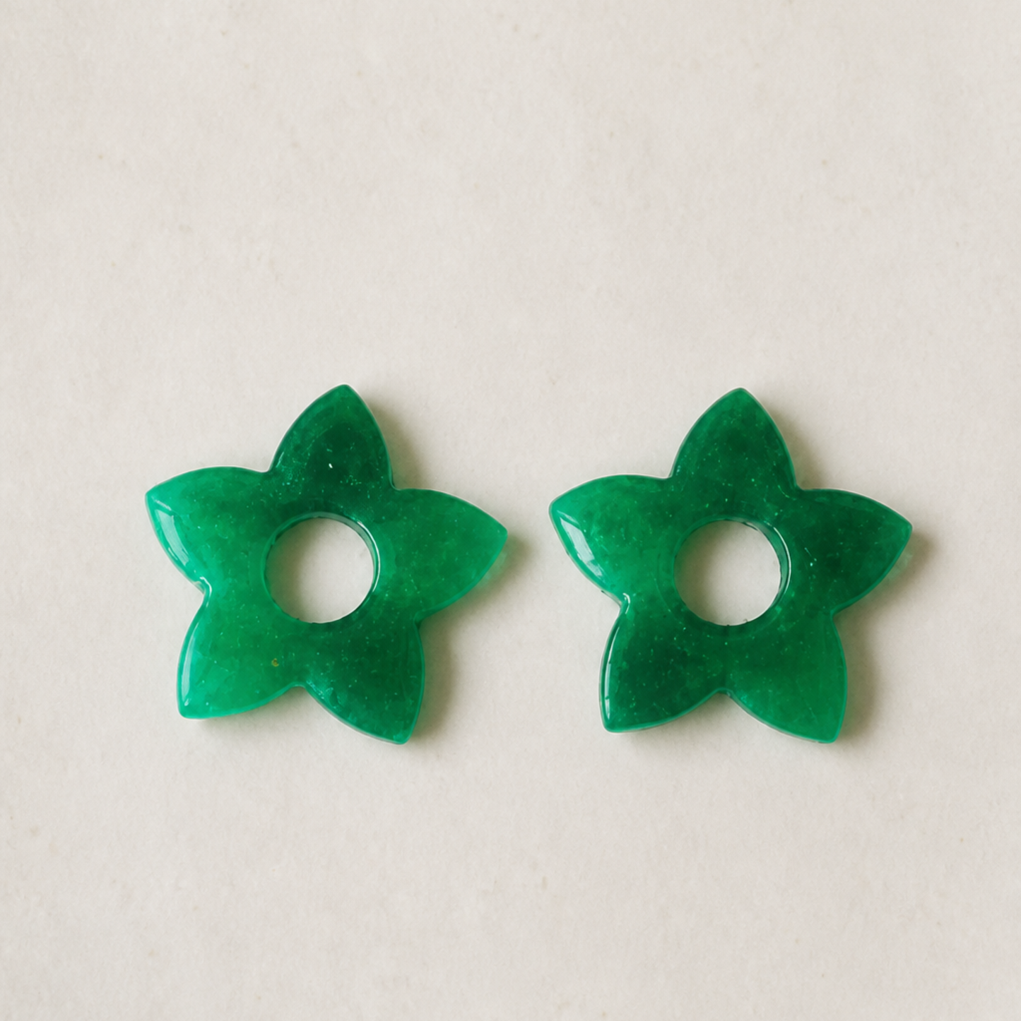 Sofia – Pendente em forma de flor, criado artesanalmente em resina epóxi pela Sweet Art. Cor: verde