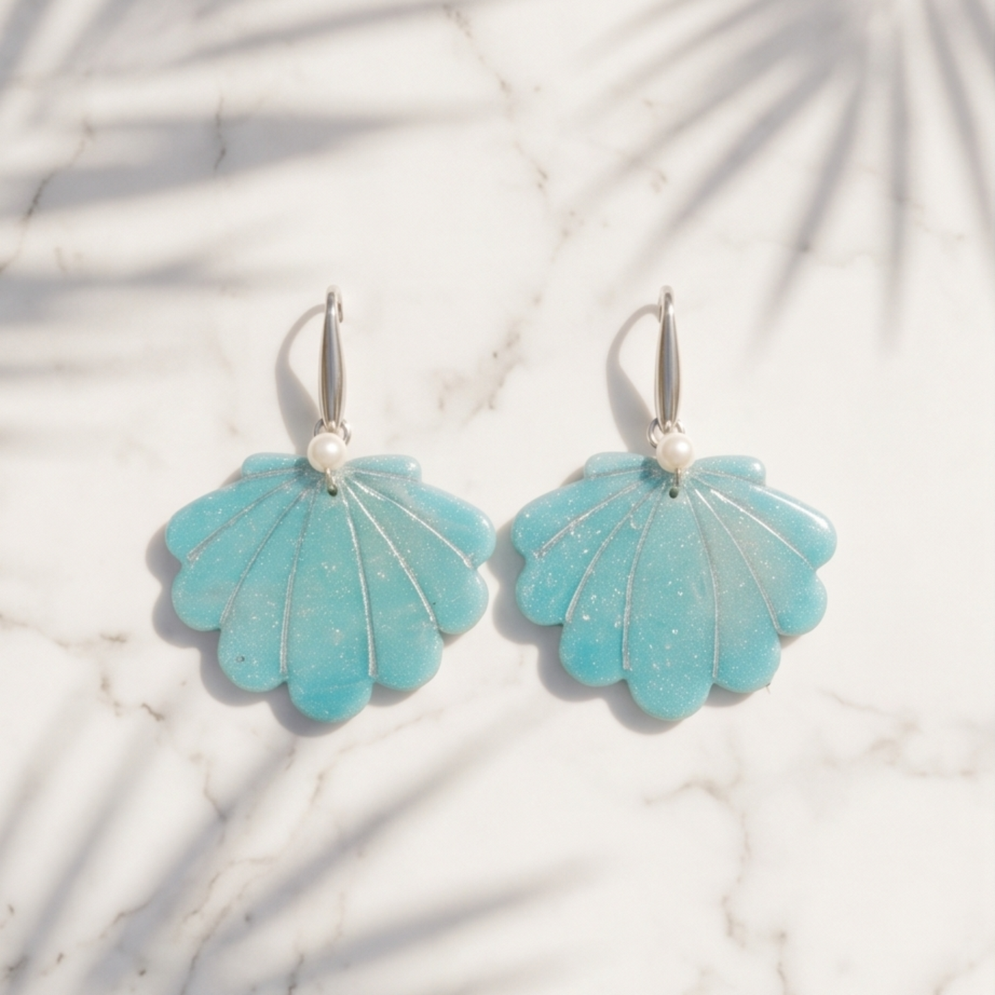 Brincos em forma de concha azul da Coleção Oceana.