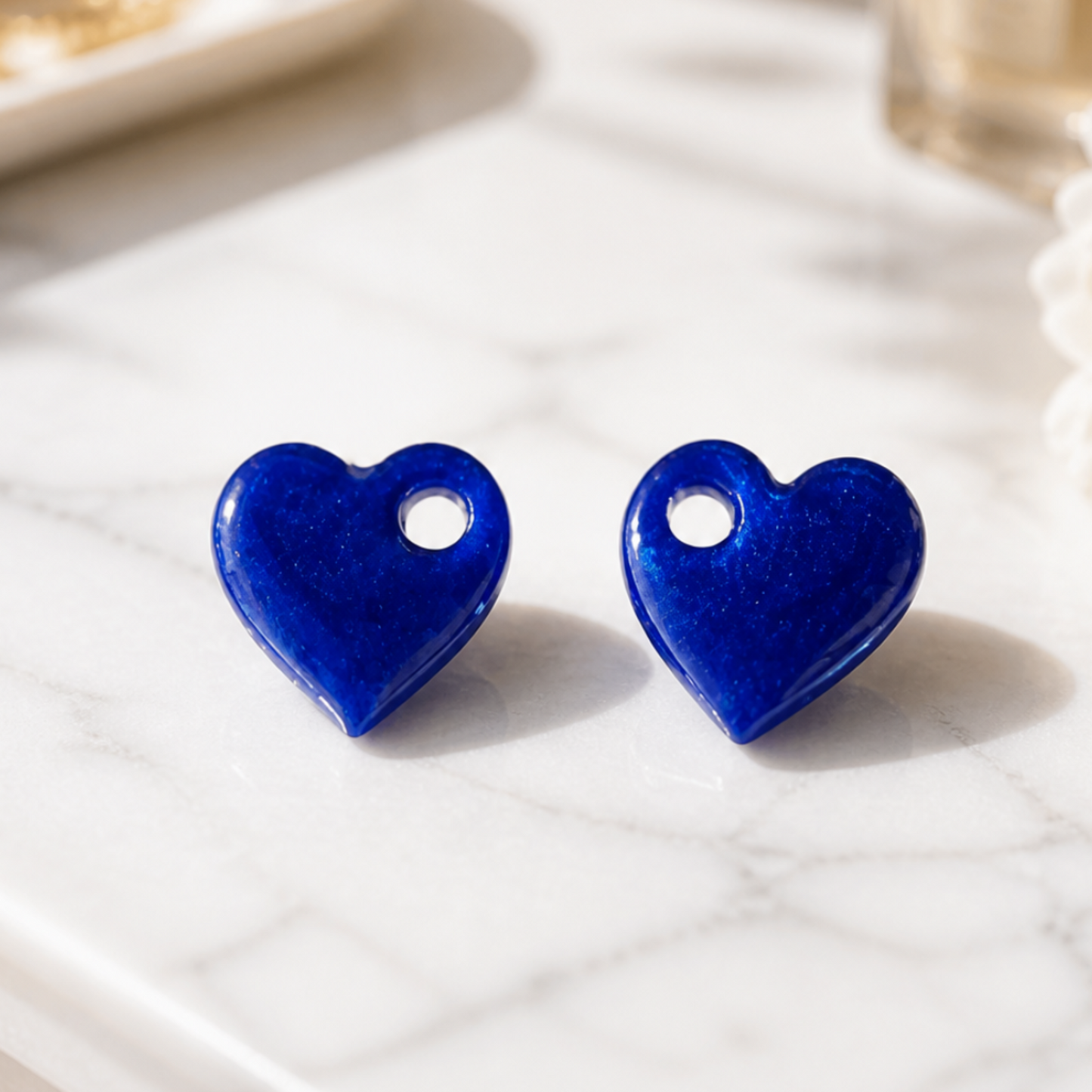 Amelia – Pendente em forma de coração, criado artesanalmente em resina epóxi pela Sweet Art. Cor : azul escuro