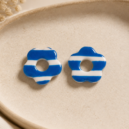 Pendentes Camila em argila polimérica para brincos intercambiáveis Sweet Art, acabamento em resina UV. core azul escuro e branco as riscas