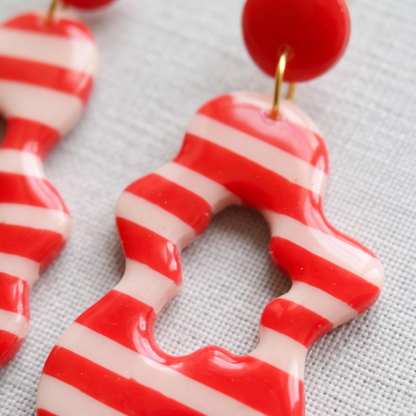 Close-up de brincos artesanais em argila polimérica Brisa vermelho da Sweet Art