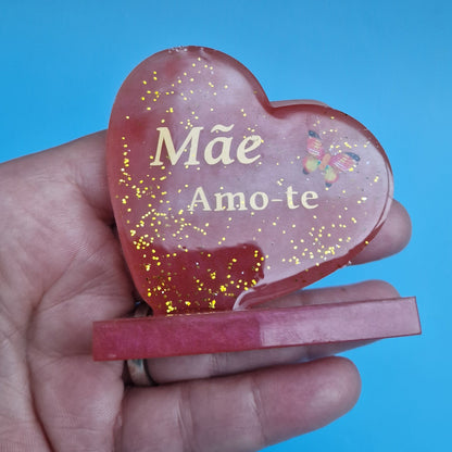 coracao 6x6cm com suporte, texto Mae amo-te e uma borboleta