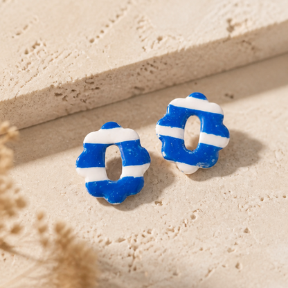 Pendentes Lili em argila polimérica para brincos intercambiáveis Sweet Art, acabamento em resina UV.core azul e branco as riscas