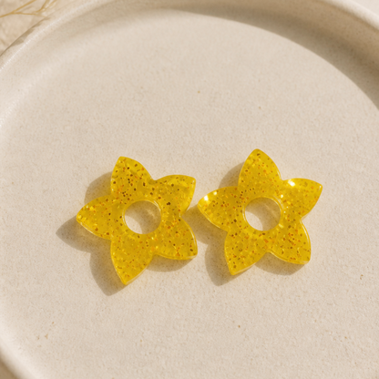 Sofia – Pendente em forma de flor, criado artesanalmente em resina epóxi pela Sweet Art. Cor: amarelo com glitters