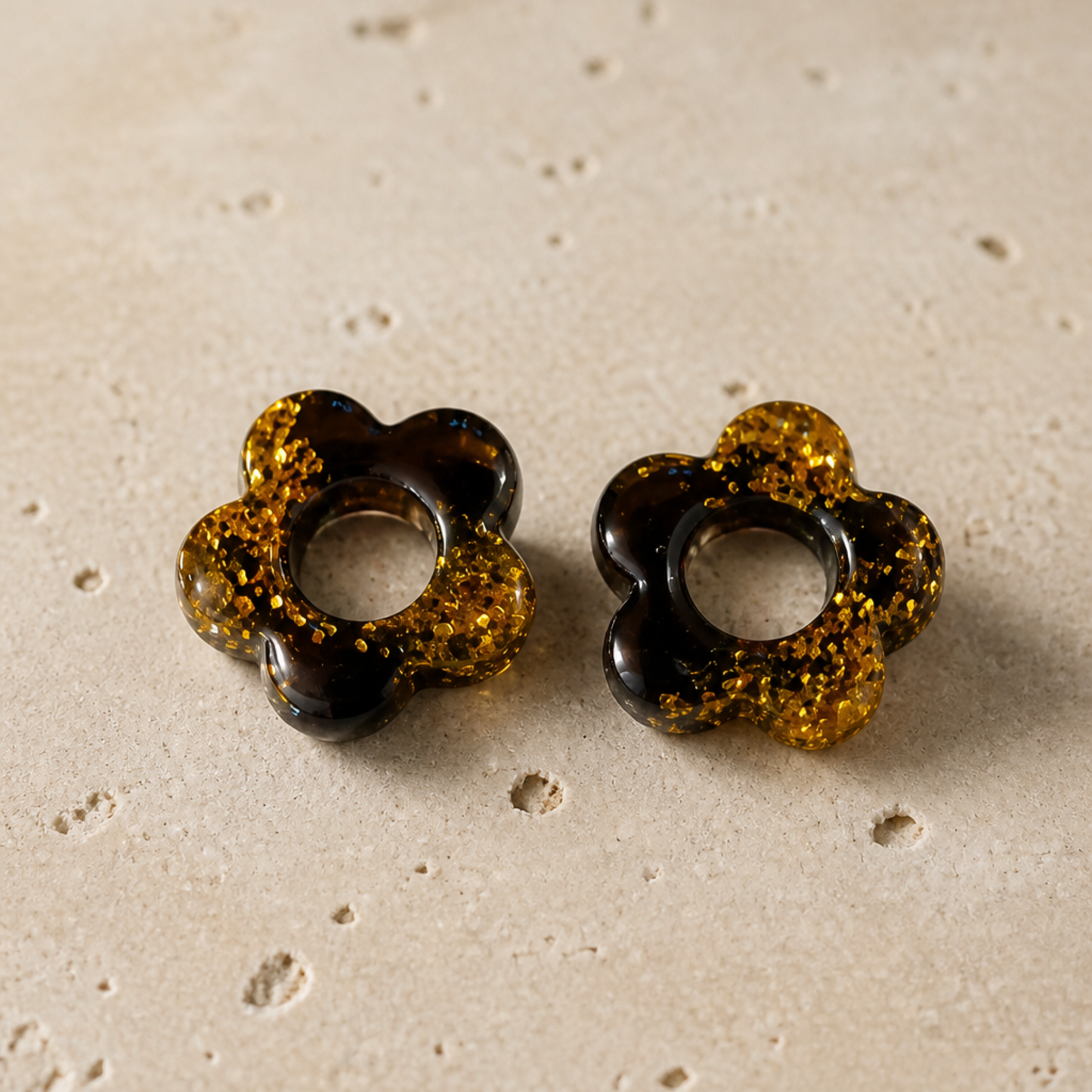 Flora – Pendente em forma de flor, criado artesanalmente em resina epóxi pela Sweet Art. Cor: preto e dourado