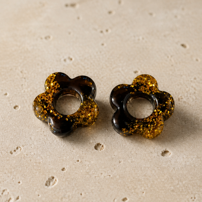 Flora – Pendente em forma de flor, criado artesanalmente em resina epóxi pela Sweet Art. Cor: preto e dourado
