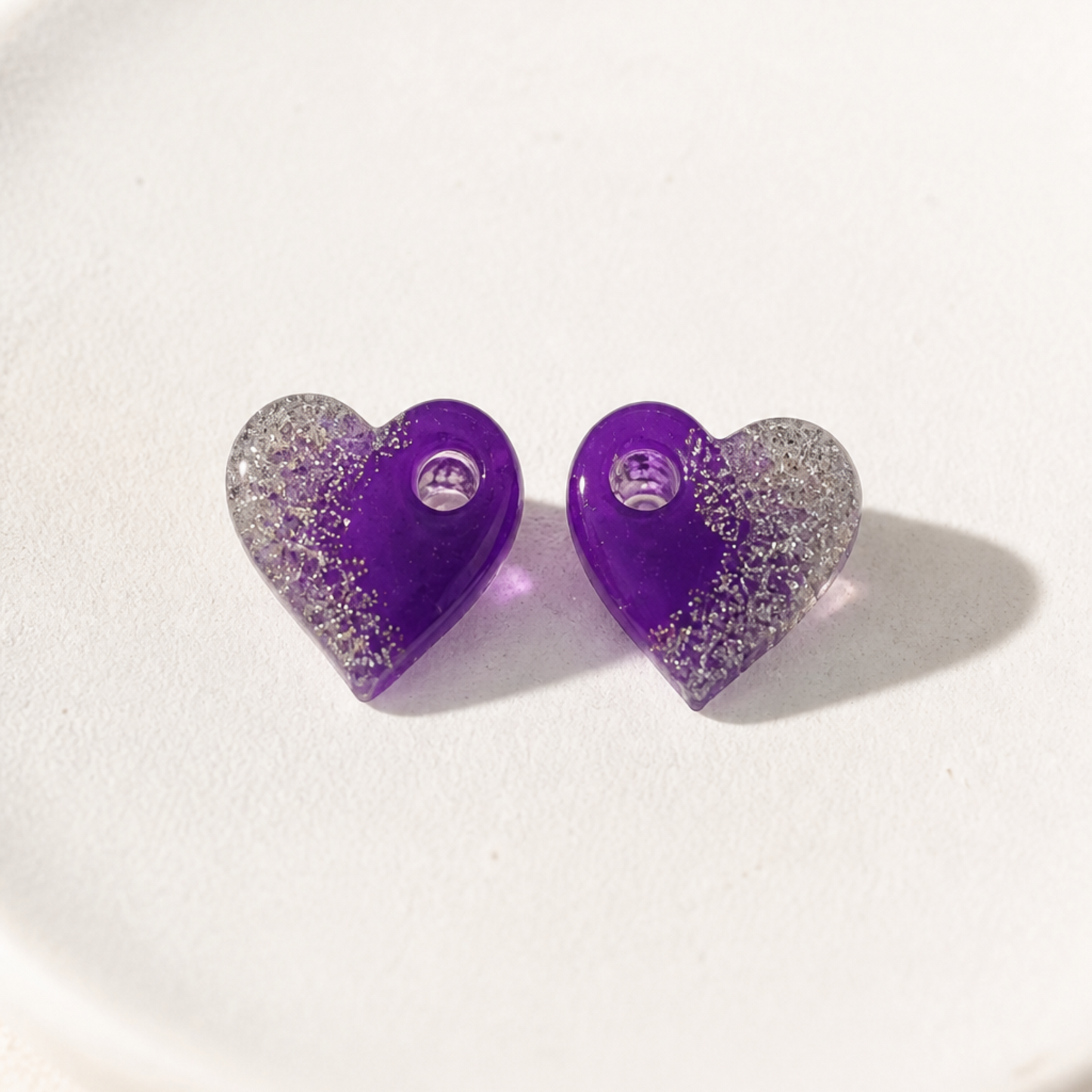 Amelia – Pendente em forma de coração, criado artesanalmente em resina epóxi pela Sweet Art. Cor : roxo e prata