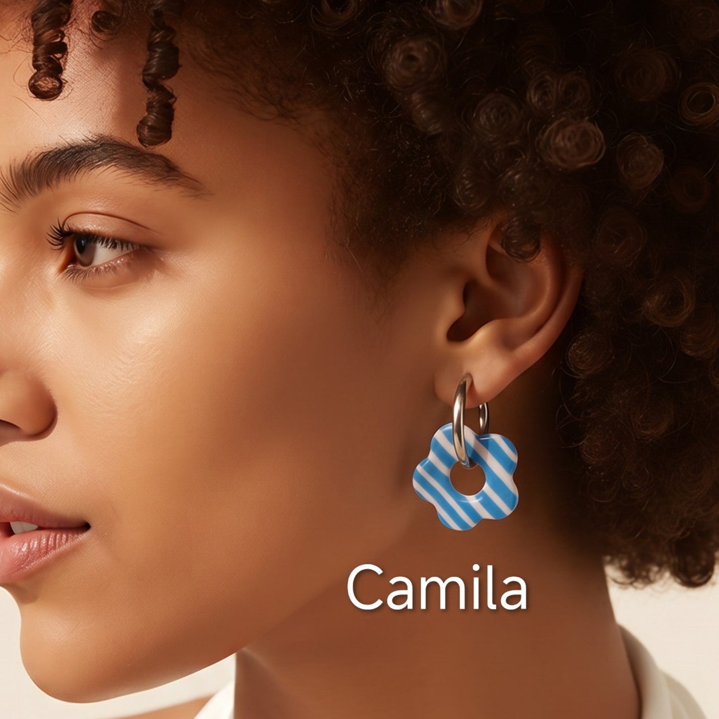 Brincos intercambiáveis Sweet Art com pendentes Camila em argila polimérica azul e branca às riscas, usados com argolas.