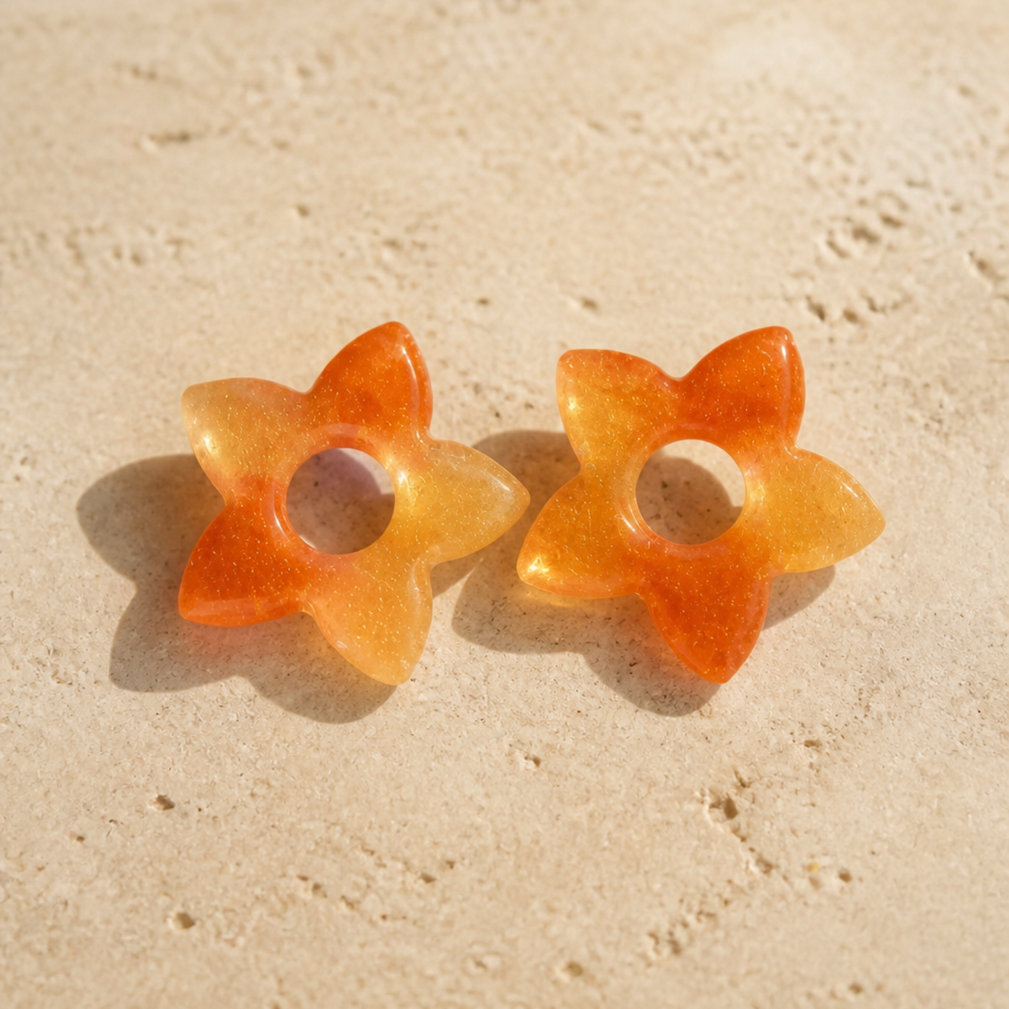Sofia – Pendente em forma de flor, criado artesanalmente em resina epóxi pela Sweet Art. Cor: <merlo e laranja