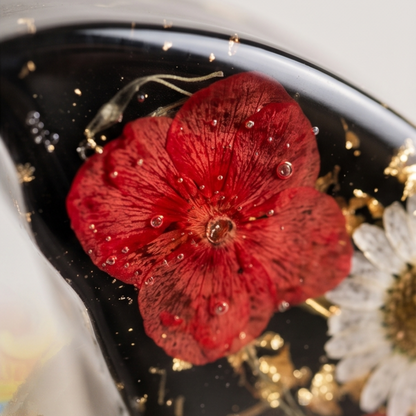 Close-up da Borboleta Amélia com luz LED, flores naturais preservadas e folha de ouro em peça artesanal decorativa.