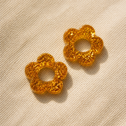 Flora – Pendente em forma de flor, criado artesanalmente em resina epóxi pela Sweet Art. Cor: glitters dourado