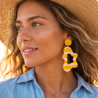 Modelo a usar brincos artesanais em argila polimérica Brisa Amarelo da Sweet Art