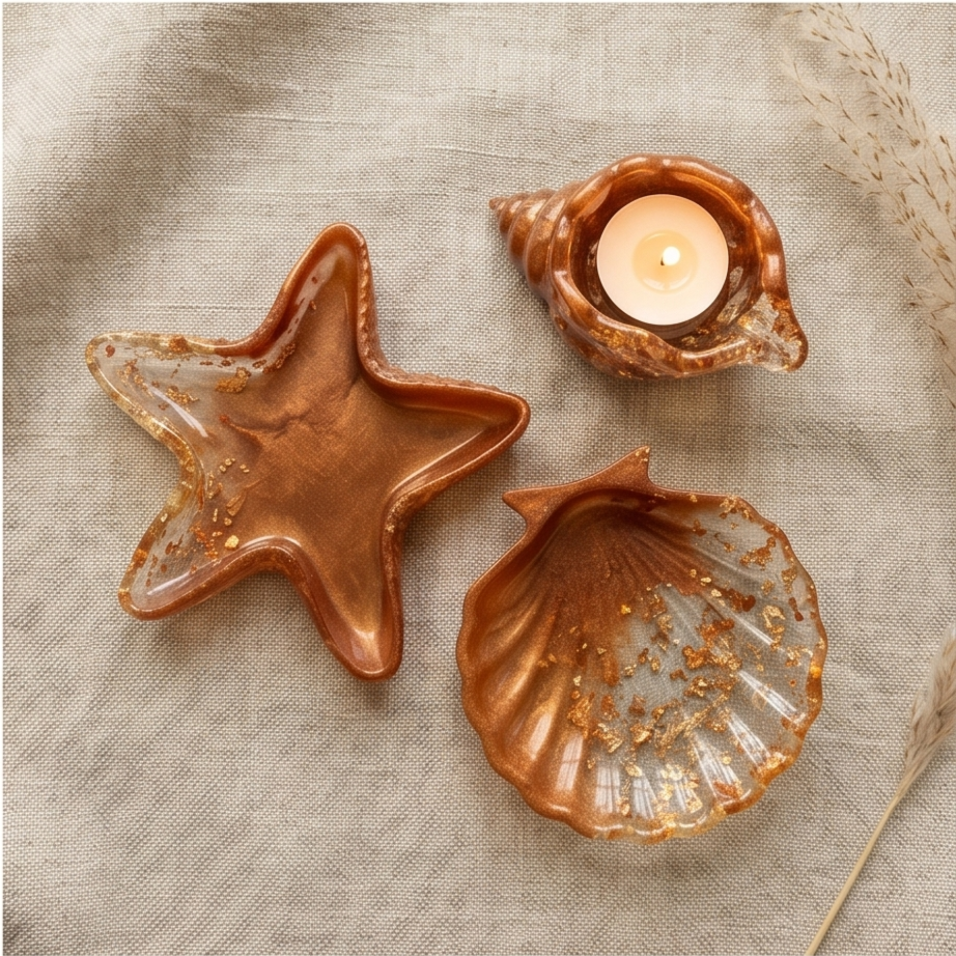 Conjunto decorativo em resina caramelo com estrela-do-mar, concha e búzio com detalhes dourados