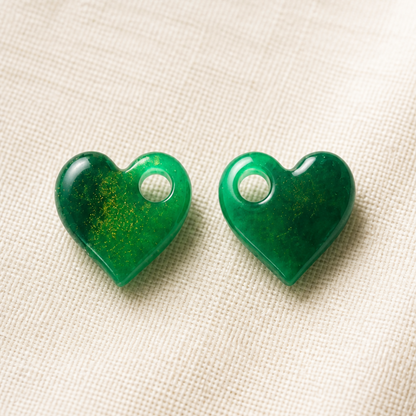 Amelia – Pendente em forma de coração, criado artesanalmente em resina epóxi pela Sweet Art. Cor : verde