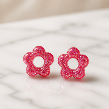 Flora – Pendente em forma de flor, criado artesanalmente em resina epóxi pela Sweet Art. Cor: rosa comglitters
