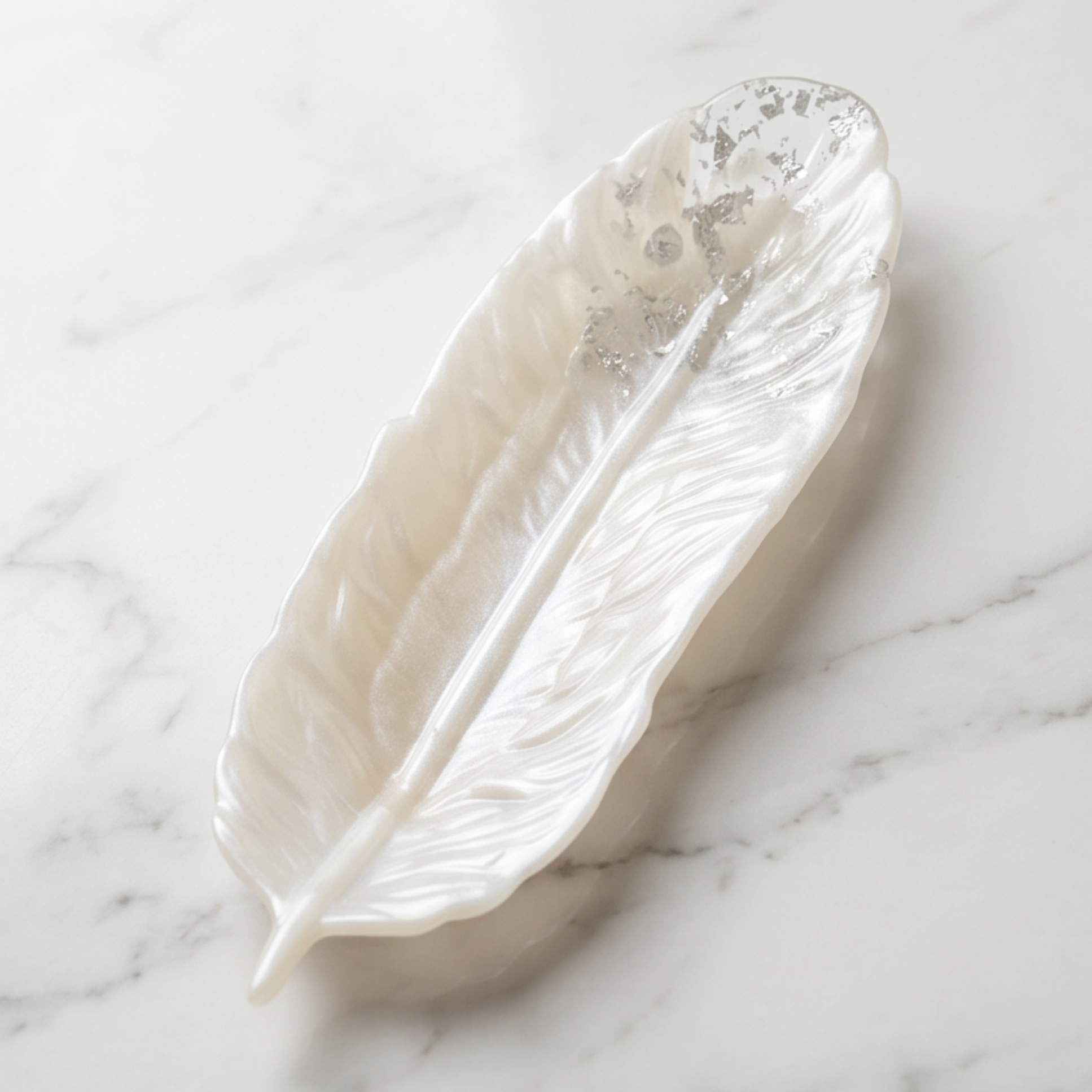 Organizador de joias em forma de pena, feito à mão em resina epóxi branco perlado com delicados detalhes em folha de prata.