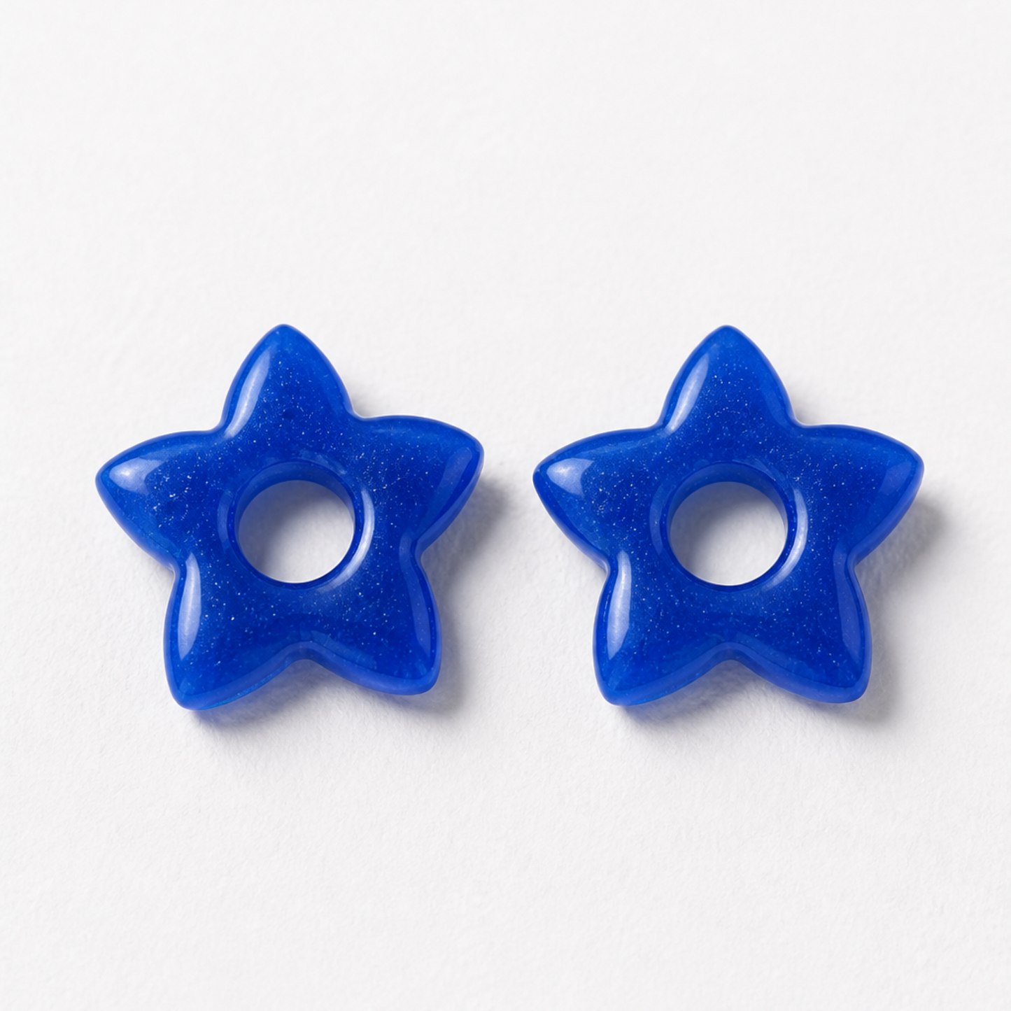 Sofia – Pendente em forma de flor, criado artesanalmente em resina epóxi pela Sweet Art. Cor: azul escuro