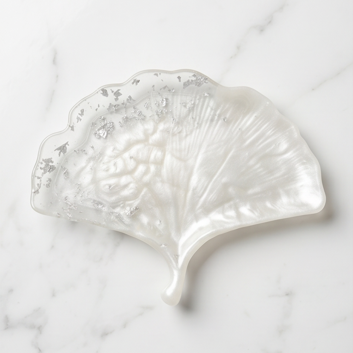 Organizador de joias em forma de folha de Ginkgo Biloba, feito à mão em resina epóxi branco perlado com detalhes em folha de prata.