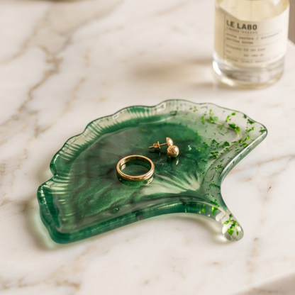 Prato decorativo Ginkgo Esmeralda com anel e brinco dourados, perfeito para guardar joias com elegância.