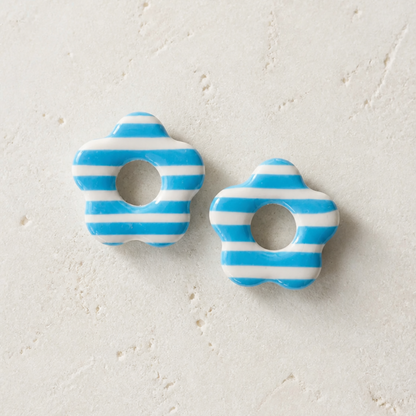 Pendentes Camila em argila polimérica para brincos intercambiáveis Sweet Art, acabamento em resina UV. core zul e branco as riscas
